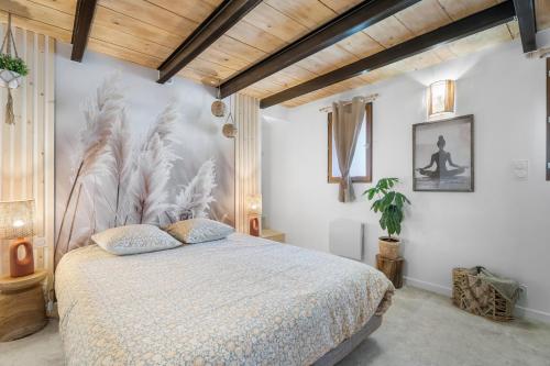 a bedroom with a bed and a painting on the wall at Joli gîte dans les collines in Toulon