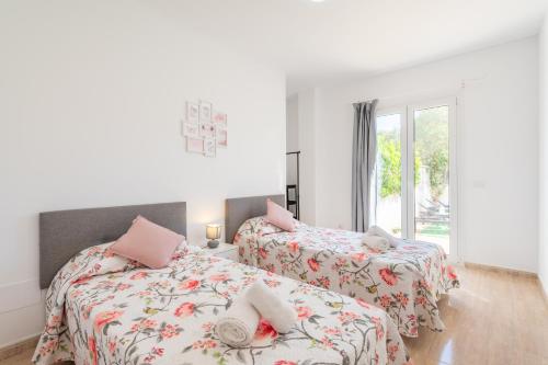 a bedroom with two beds and a window at Ferrera Soul 1b in Santanyi