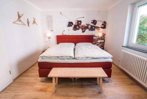 a small bedroom with a bed and a table at Ferienwohnung 12 Kirschen in Durbach
