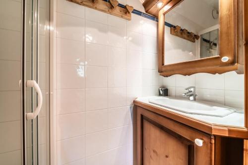 a bathroom with a sink and a shower at Appart Cosy 3 étoiles in Arâches-la-Frasse