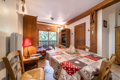 a kitchen and dining room with a table and chairs at Appart Cosy 3 étoiles in Arâches-la-Frasse
