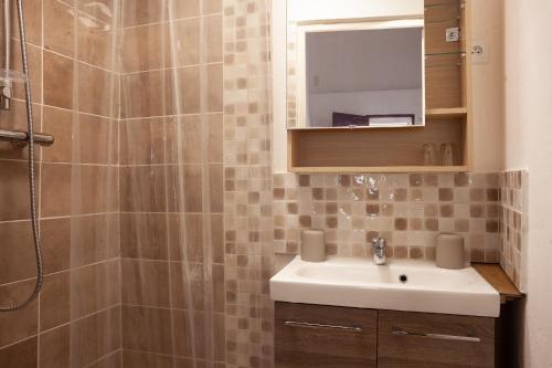 a bathroom with a sink and a shower at La Maison Méditerranéenne in La Ciotat