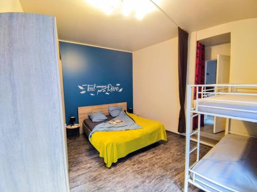 a bedroom with a bed and a bunk bed at L'appart Millau Centre-Ville - Gite in Millau