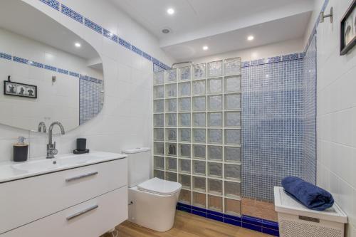 a bathroom with a toilet sink and a shower at Primera Linea en Matalascañas in Matalascañas