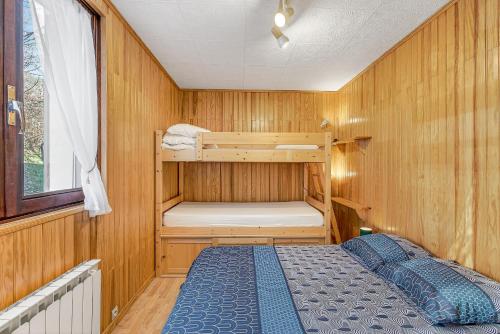 a small room with a bed and bunk beds at Orciéres Village in Orcières