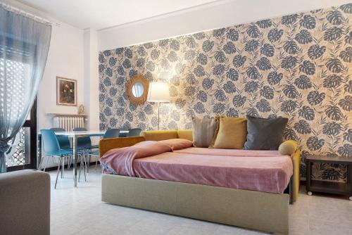 ein Schlafzimmer mit Bett und ein Esszimmer in der Unterkunft Sweet 16 in Rapallo
