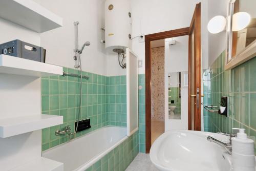 ein Badezimmer mit Badewanne und Waschbecken in der Unterkunft Sweet 16 in Rapallo