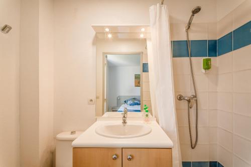 a bathroom with a sink and a shower at Résidence du lac de Jouarres in Homps