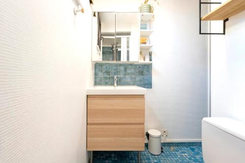 a bathroom with a sink and a mirror at Appartement Vue Sur La Dune in Seignosse