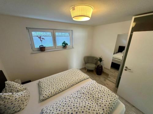 a bedroom with a bed and a window at Ruhige Ferienwohnung in Appenweier