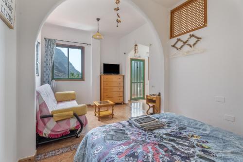 a bedroom with a bed and a chair at Apartamento Nayara D in Valle Gran Rey