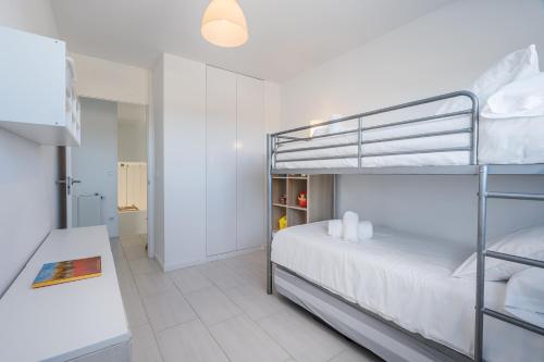 a bedroom with two bunk beds and a table at Tu Paraíso Privado Con Piscina in Albolote