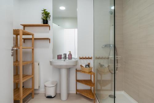a bathroom with a sink and a shower at Tu Paraíso Privado Con Piscina in Albolote