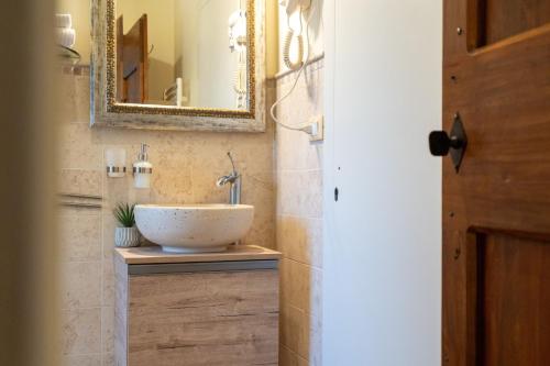 a bathroom with a sink and a mirror at Finestra dell'Angelo a Pienza in Pienza