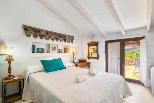 a bedroom with two beds with towels on them at Toscana in Benissa