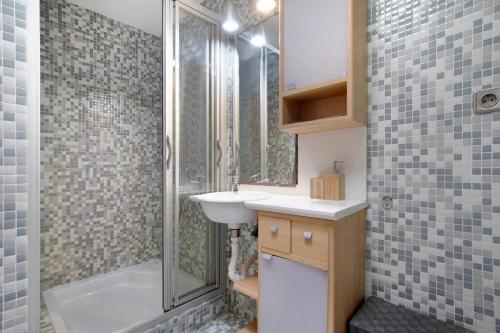 a bathroom with a sink and a shower at Marfolin 22 in El Cotillo