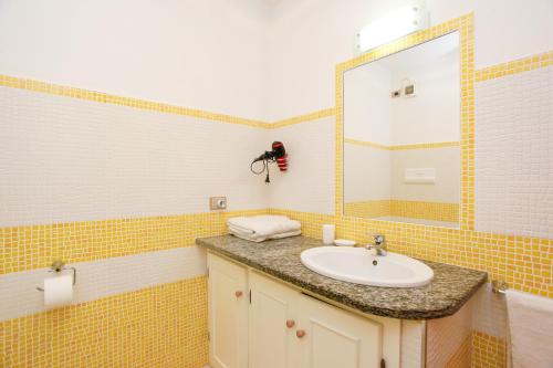 a bathroom with a sink and a mirror at mirtagru Bilo Mare 2 in Budoni