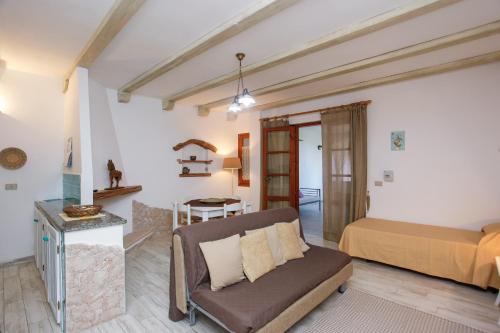 a living room with a couch and a table at mirtagru Bilo Mare 2 in Budoni