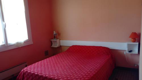 a red bedroom with a bed with a red comforter at T2 Mimizan Plage in Mimizan-Plage