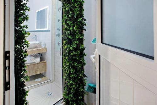 a bathroom with a green ivy wall at Jardin Cardona in Arucas