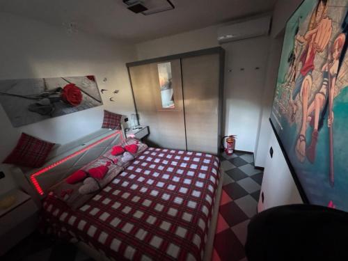 a small bedroom with a bed with two teddy bears on it at Genghetta in Rivotorto