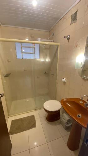 a bathroom with a shower and a toilet and a sink at Estúdio Confortável e Completo em Localização Privilegiada in Curitiba