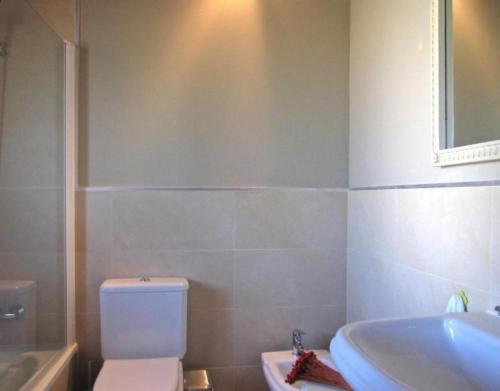 a bathroom with a toilet and a sink and a tub at Vivir en el Campo in Cidones