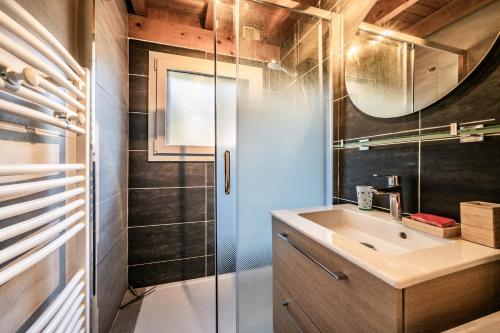 a bathroom with a sink and a shower at Chalet 6p Classique - Les Gentianes in Verchaix
