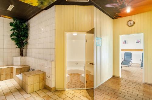 a bathroom with a shower and a glass door at Gemütliche Fewo im schönen Harz in Braunlage