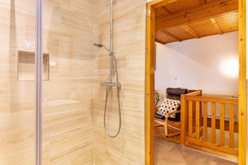 a shower with a glass door in a bathroom at Ferienwohnung Am Schleifenbach in Saalfeld