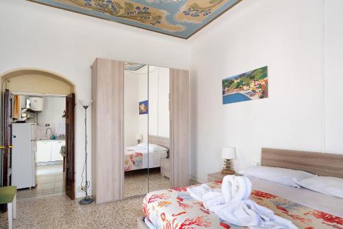 ein Schlafzimmer mit einem Bett und einem Spiegel in der Unterkunft Acciuga House in Biassa