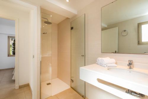 a bathroom with a sink and a shower at Apartamento Bon Aire N1 in Cala Ferrera
