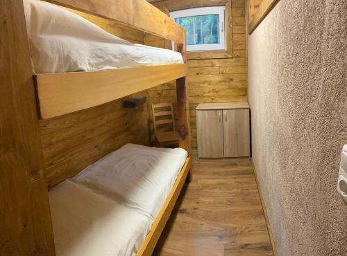 a small room with two bunk beds and a window at Haus Sonnenschein in Dranske