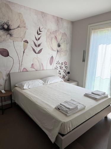 a bedroom with a bed with a floral wallpaper at Residenza San Rocco in Pedemonte