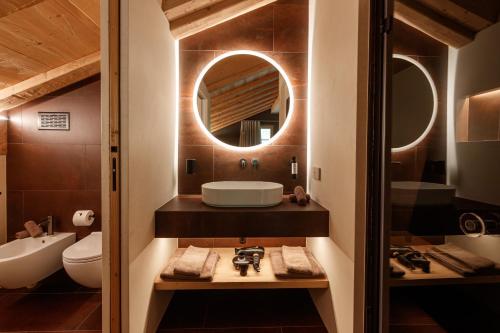 a bathroom with a sink and a mirror at Chalet Ice Villa Genf Spa - Relax in Livigno