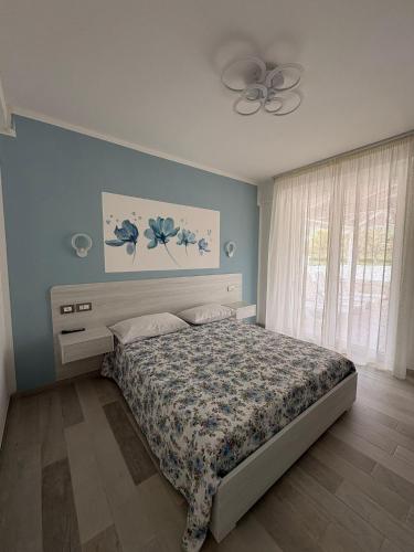 a bedroom with a bed and a ceiling fan at Tenuta il Bandito in Montesano Scalo
