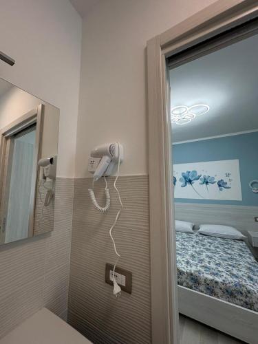 a bathroom with a shower with a bed and a mirror at Tenuta il Bandito in Montesano Scalo