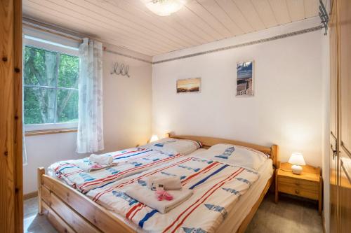 a bedroom with a bed with two towels on it at Bungalow Seeschwalbe, Nr 7 in Dranske