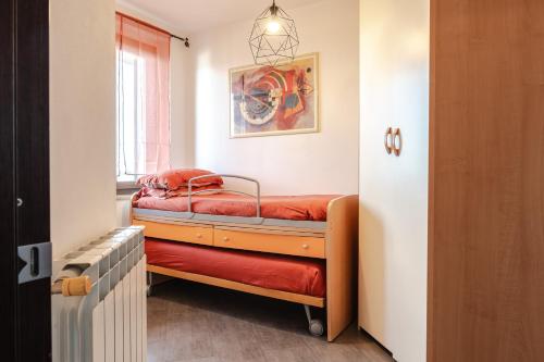a small room with a bunk bed in a room at Beb Pulcino Nero Foiano in Foiano della Chiana