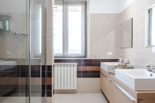 a bathroom with a sink and a shower at Beb Pulcino Nero Foiano in Foiano della Chiana