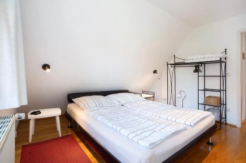 a bedroom with a large white bed in a room at Ferienwohnung Spallholtz in Stralsund