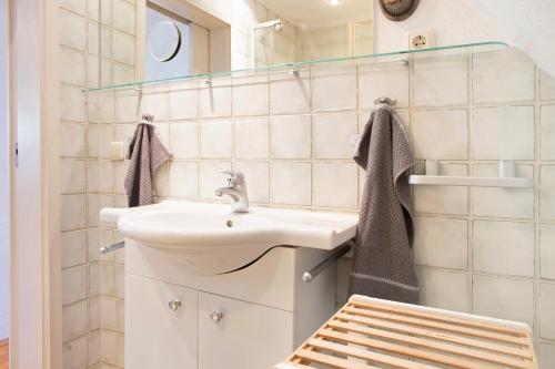 a bathroom with a sink and a mirror at Ferienwohnung Spallholtz in Stralsund
