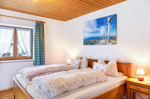 a bedroom with two beds and a window at Ferienwohnung Alpspitze in Grainau