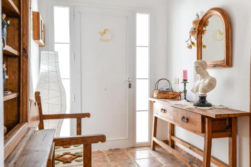 a room with a table with a mirror and a statue on it at Villa Rústica con piscina privada in Tías