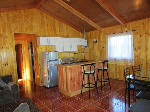 A kitchen or kitchenette at Cabañas Entremontañas Coñaripe