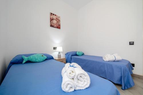 two beds with towels on them in a room at Cambrils Turistic 3b in Cambrils