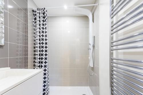 a bathroom with a shower with a shower curtain at Superbe F2 Spacieux - Saint Raphael in Saint-Raphaël