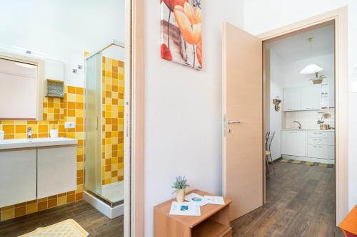 a bathroom with yellow tiles on the wall at Holiday vista Montagna in Cala Gonone