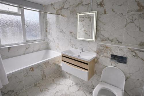 a bathroom with a sink and a tub and a toilet at ValueStays Chalvey Free Parking in Slough
