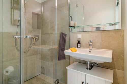 a bathroom with a sink and a shower at Design Apartment Mettnaublick in Radolfzell am Bodensee